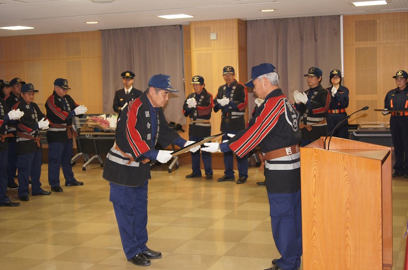 第２分団岸本裕之副分団長に、安達哲哉消防団長から消防庁長官定例表彰が伝達表彰されました。